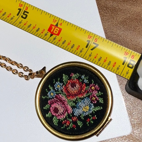 Avon 1977 Floralpoint Locket Necklace Machine Stitched Petit Point Gold Toned - Picture 12 of 12